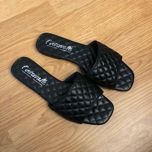 L’intervalle quilted sandals